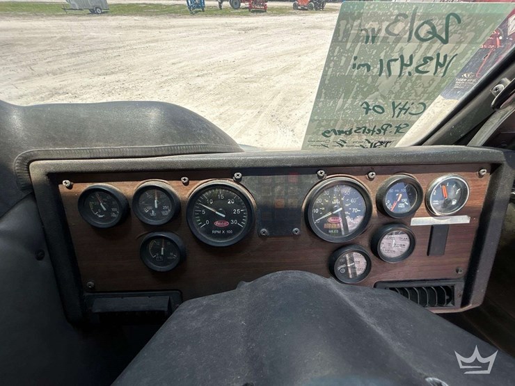 2013-peterbilt-320-image-17