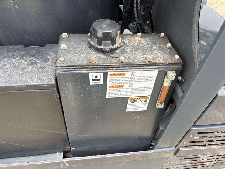 2019-madvac-lr50-ride-on-litter-vacuum-image-25