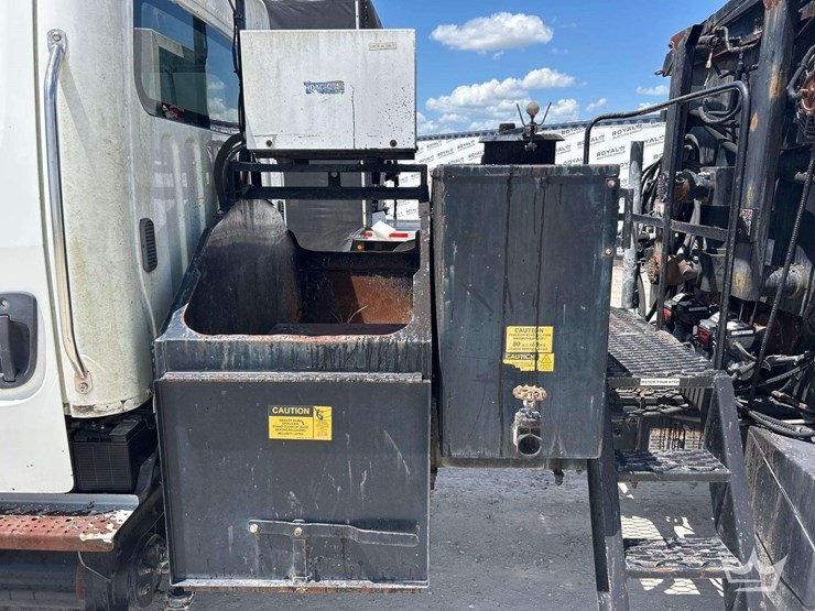 2015-freightliner-m2-106-image-17