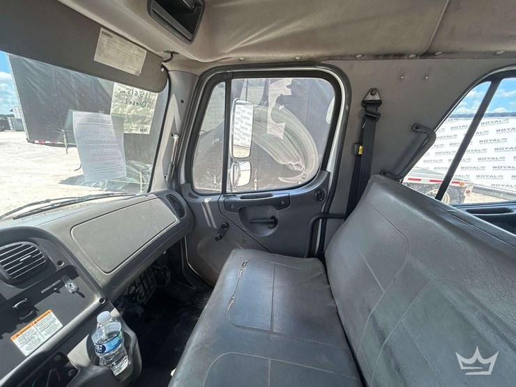 2015-freightliner-m2-106-image-30