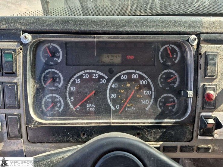 2002-freightliner-fl80-image-15