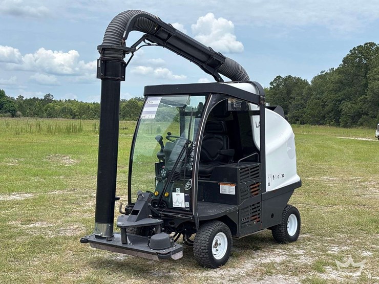 2019-madvac-lr50-ride-on-litter-vacuum-image-1