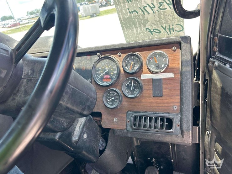 2013-peterbilt-320-image-14