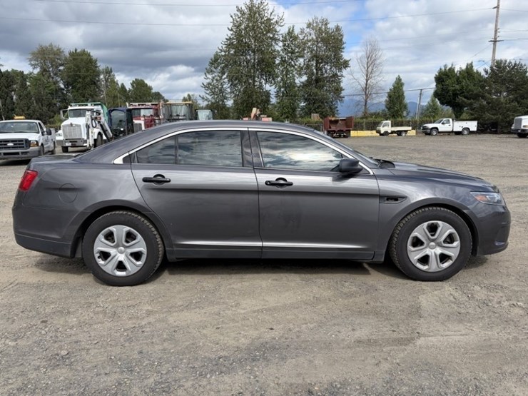 2017-ford-taurus-awd-sedan-image-3