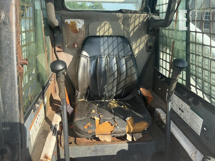 2005-bobcat-s300-image-11