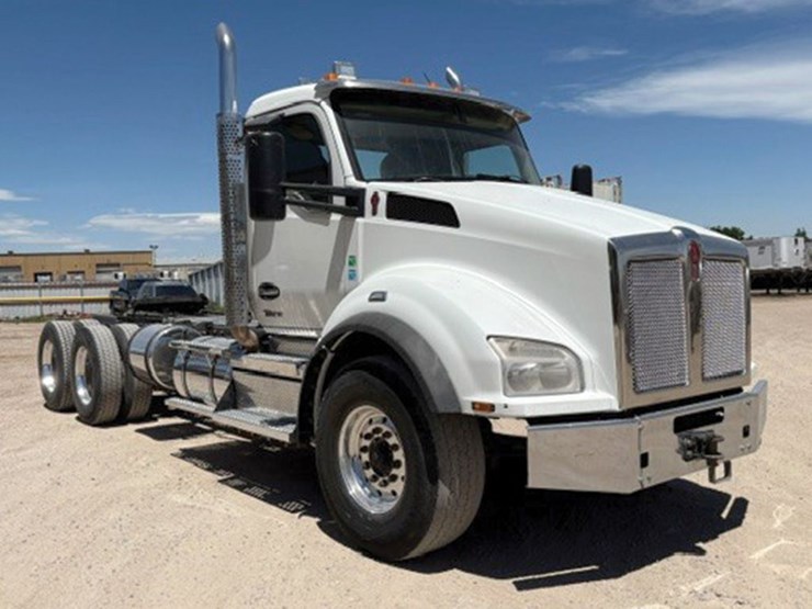 2023-kenworth-t880-image-1