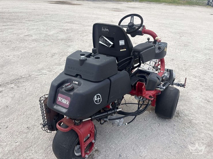 2015-toro-greensmaster-3300-triflex-commercial-greens-mower-image-3
