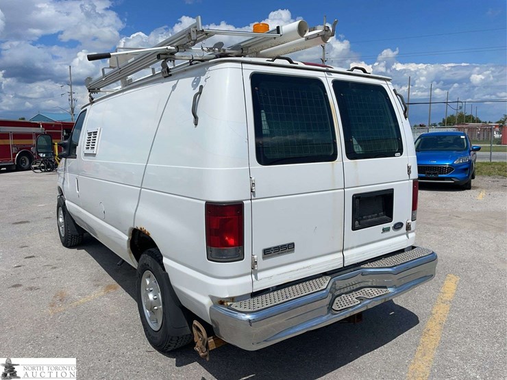 2010-ford-cargo-image-7