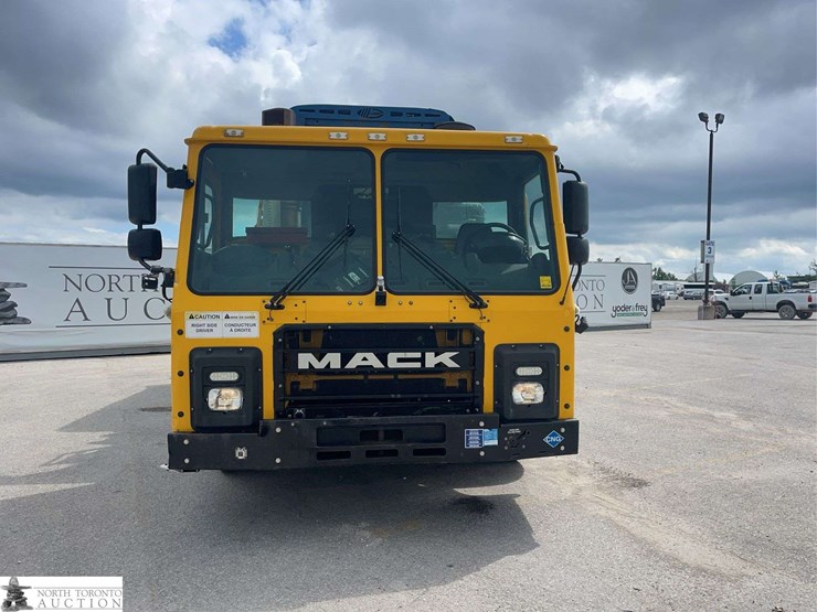 2018-mack-lr633-t/a-refuse-truck-image-2