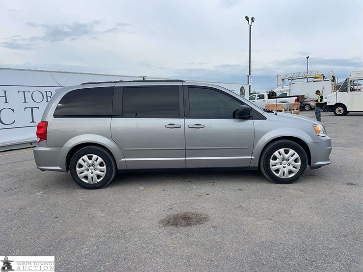 2016-dodge-grand-caravan-sxt-image-4