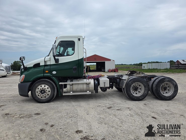 2013-freightliner-cascadia-113-image-8