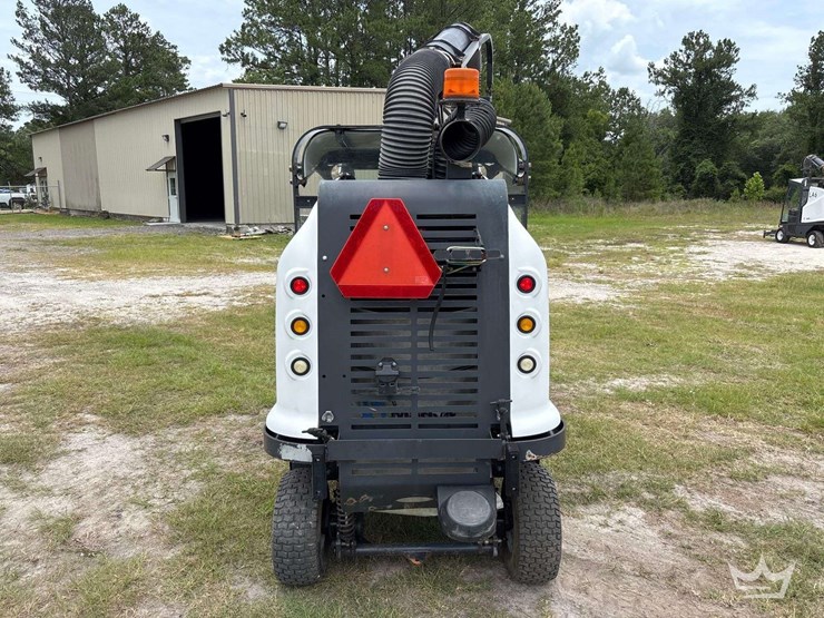 2017-madvac-lr50t-ride-on-litter-vacuum-image-48