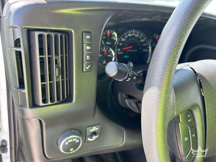 2023-chevrolet-express-2500-image-17