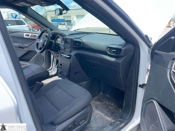2022-ford-explorer-image-19