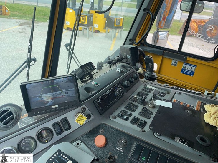 2018-mack-lr633-t/a-refuse-truck-image-11