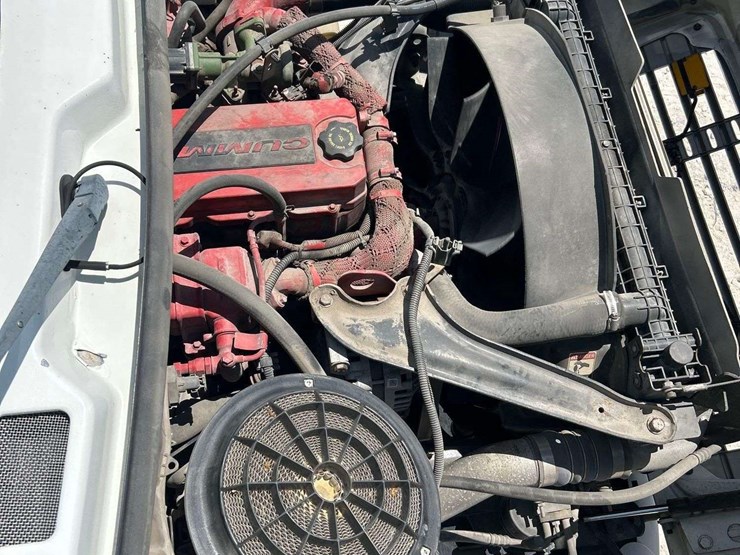 2015-freightliner-m2-106-image-7