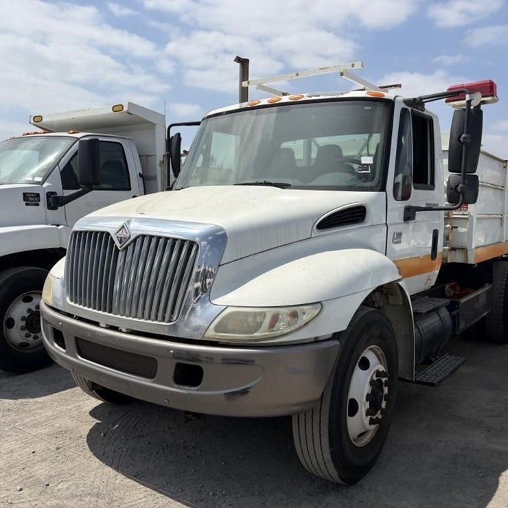 2003 INTERNATIONAL 4300 SBA