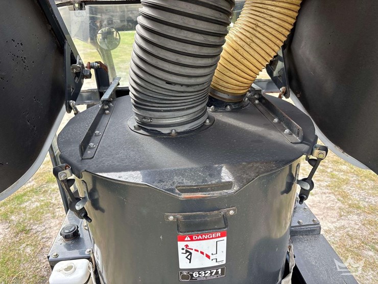 2017-madvac-lr50t-ride-on-litter-vacuum-image-41