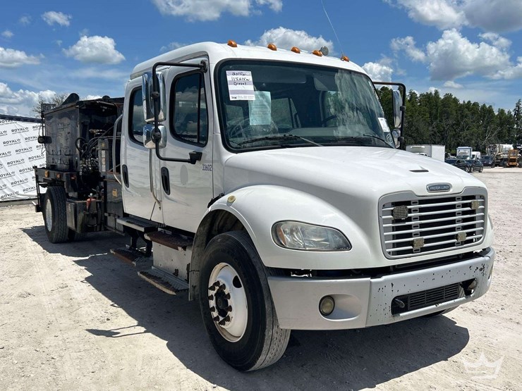 2015-freightliner-m2-106-image-2