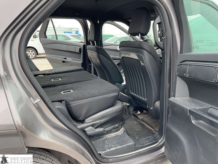 2020-ford-explorer-image-18