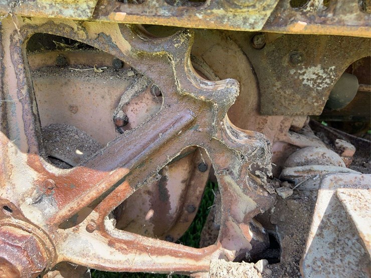 caterpillar-fifteen-image-40