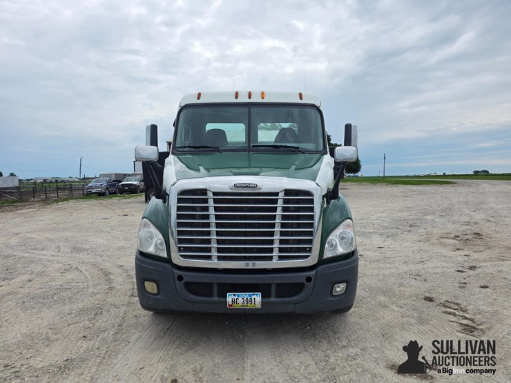 2013-freightliner-cascadia-113-image-2