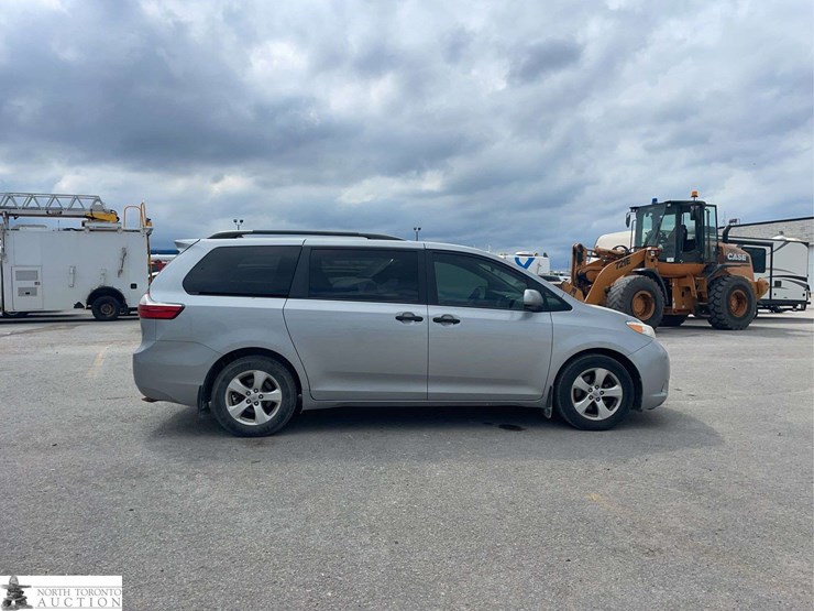 2016-toyota-sienna-image-4