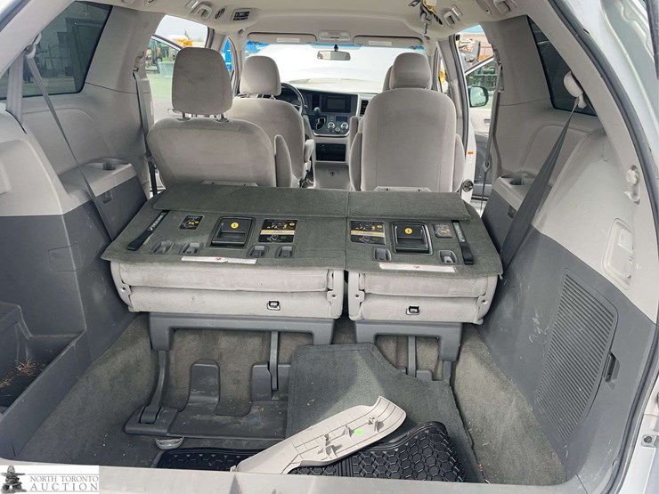 2016-toyota-sienna-image-21