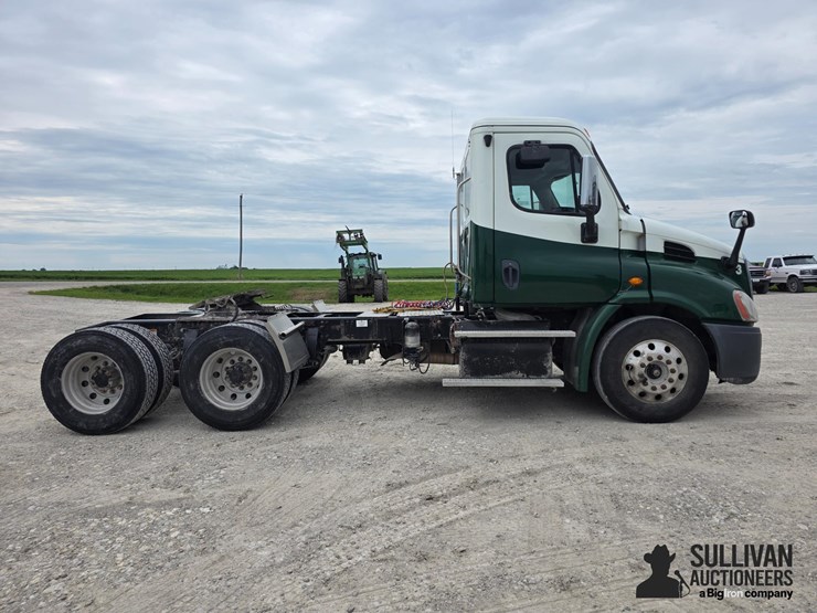 2013-freightliner-cascadia-113-image-4