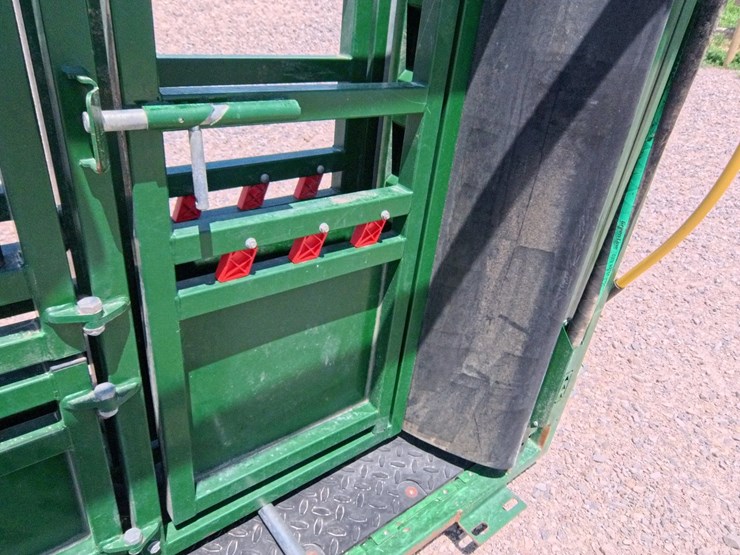 #1073-•-2019-arrow-quip-8600-cattle-chute-image-22
