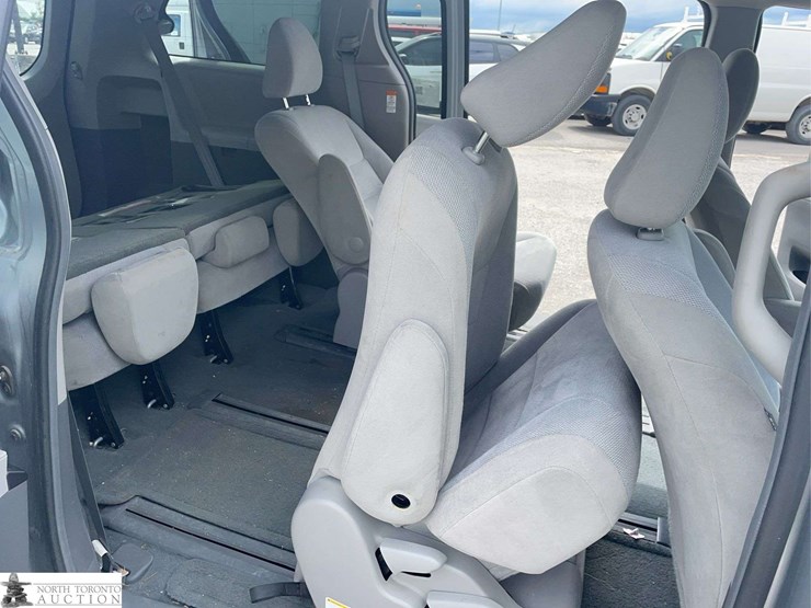 2016-toyota-sienna-image-19