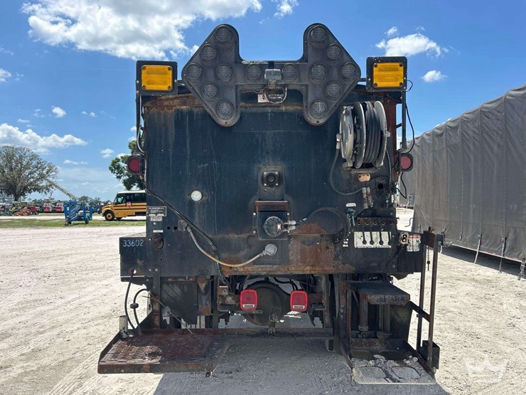 2015-freightliner-m2-106-image-35