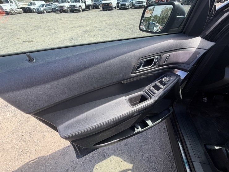 2016-ford-explorer-image-24
