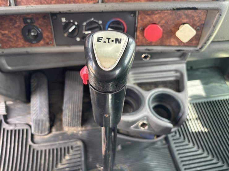 2004-kenworth-t800-image-35