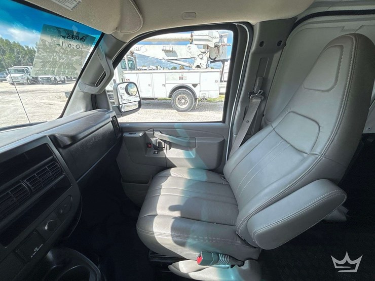 2023-chevrolet-express-2500-image-21