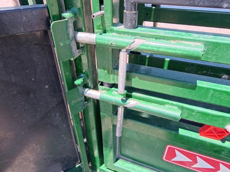 #1073-•-2019-arrow-quip-8600-cattle-chute-image-20