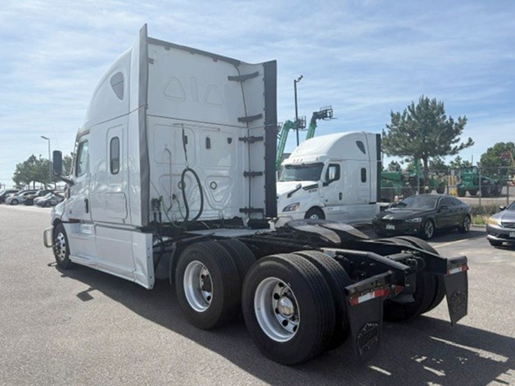 2021-freightliner-cascadia-126-image-3