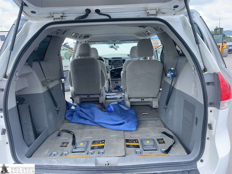2013-toyota-sienna-image-19