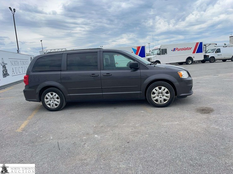 2016-dodge-grand-caravan-sxt-image-4