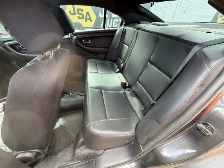 2017-ford-taurus-awd-sedan-image-23