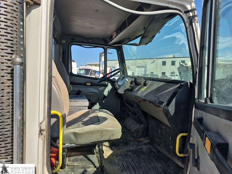 2002-freightliner-fl80-image-31