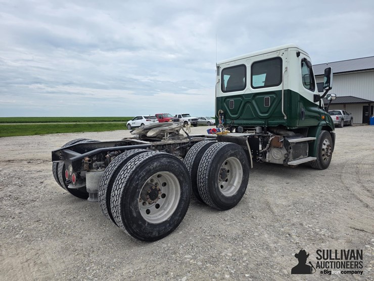 2013-freightliner-cascadia-113-image-5