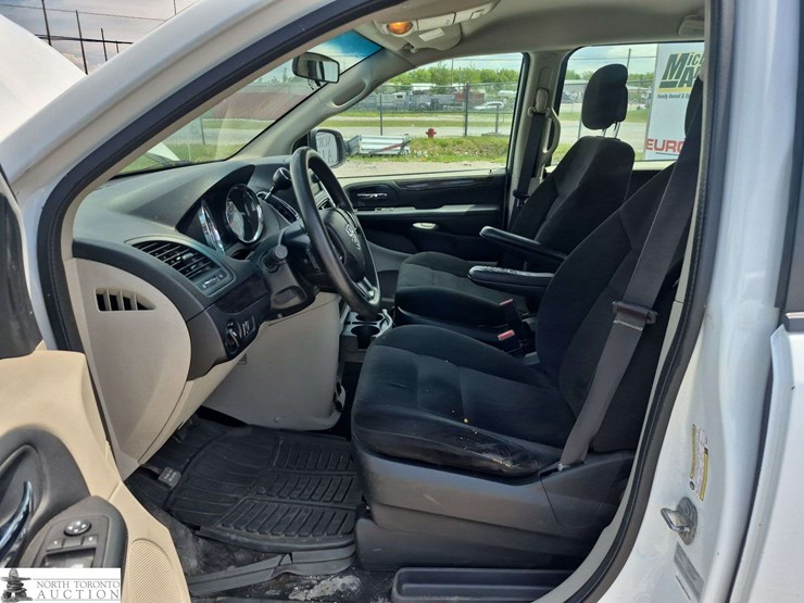 2016-dodge-grand-caravan-sxt-image-11