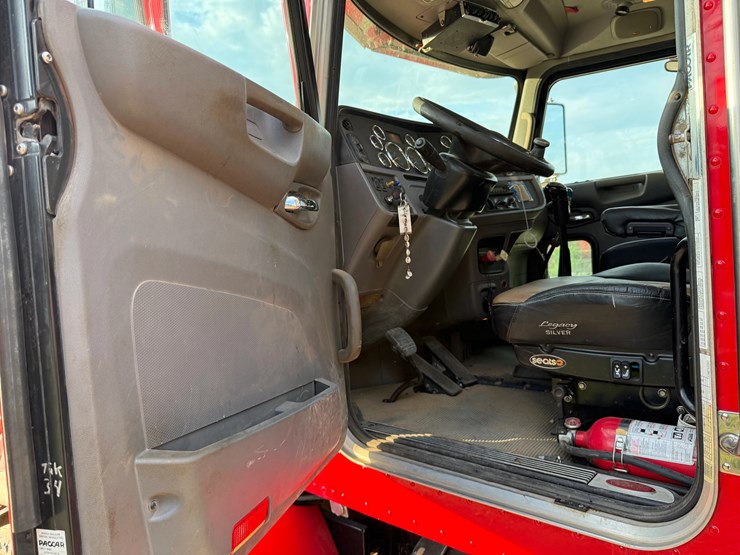 2013-peterbilt-367-image-17