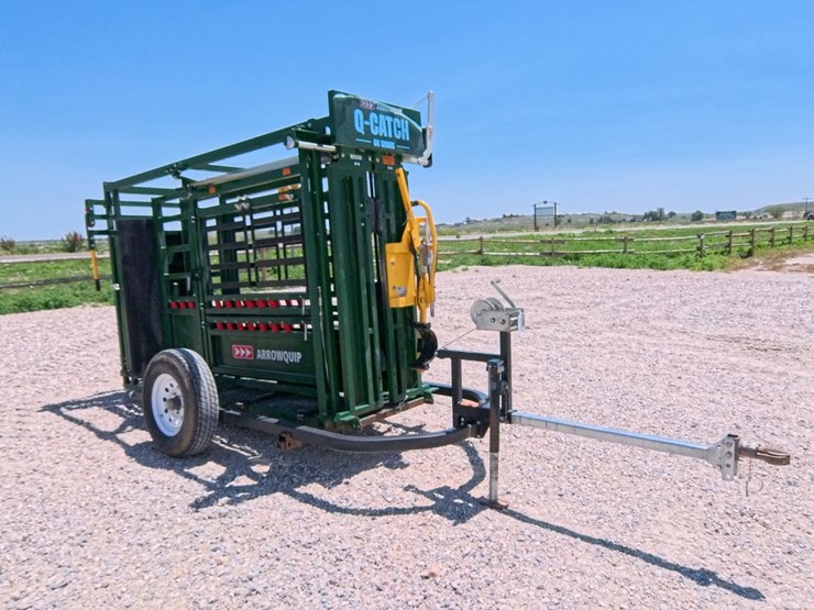 #1073-•-2019-arrow-quip-8600-cattle-chute-image-1