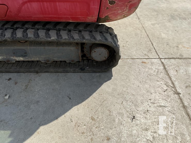 2020-takeuchi-tb240-image-9