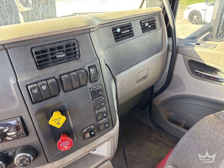 2018-peterbilt-579-image-36