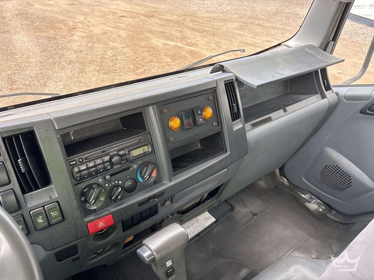 2013-isuzu-nrr-image-16