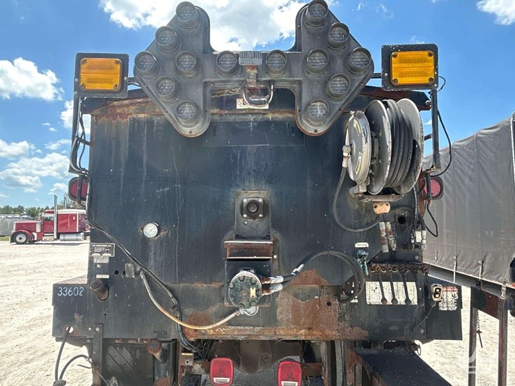2015-freightliner-m2-106-image-14