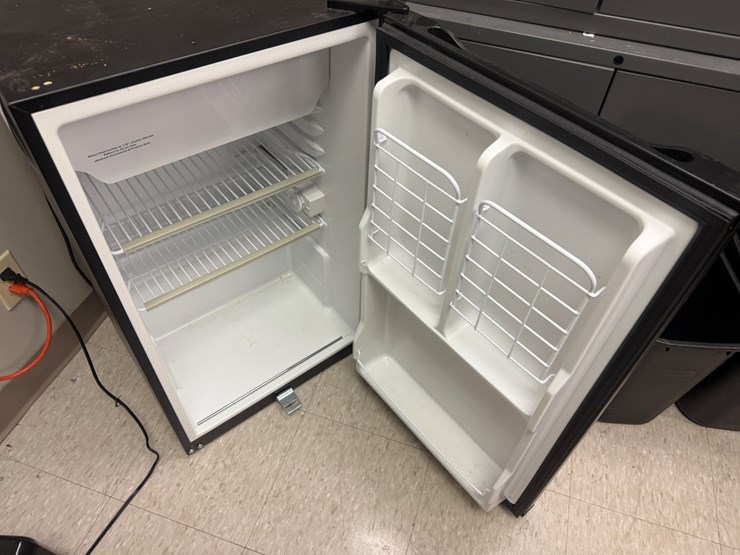 #3543-•-haier-mini-fridge-image-3